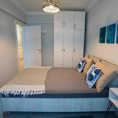Stunning Seaside Retreat W Balcony 1 Min To Beach شقة مرمريس