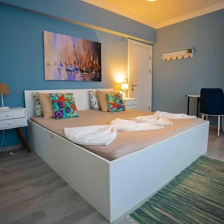 Stunning Seaside Retreat W Balcony 1 Min To