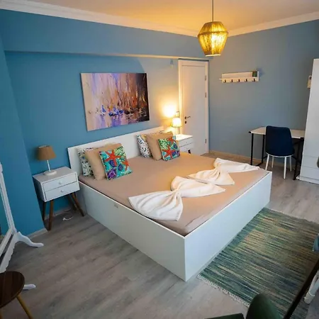 Stunning Seaside Retreat W Balcony 1 Min To